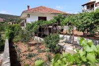 Vonkajšia záhrada v ubytovaní Apartments with a parking space Vinisce, Trogir - 4276
