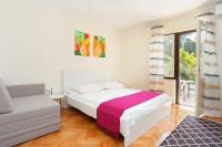 Posteľ alebo postele v izbe v ubytovaní Apartments and rooms by the sea Arbanija, Ciovo - 1125