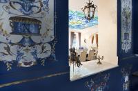 Hotel Caraiman في سينيا: صورتان لغرفة ذات جدران زرقاء ومرآة