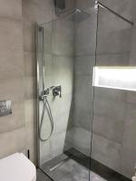 eine Dusche mit Glastür im Bad in der Unterkunft Oasis in Jajinci