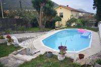 Bazén v ubytování Casa con piscina al lado del mar en Viladesuso nebo v jeho okolí