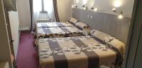una habitación de hotel con dos camas en una habitación en Le Faubourg, en Figeac