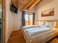 Łóżko lub łóżka w pokoju w obiekcie AlmApARTment Mauterndorf Pichl 9-5