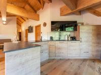 Kuchnia lub aneks kuchenny w obiekcie AlmApARTment Mauterndorf Pichl 9-5