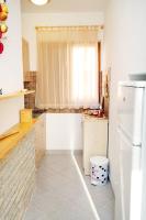 Kuchyňa alebo kuchynka v ubytovaní Apartments with a parking space Sabunike, Zadar - 5745