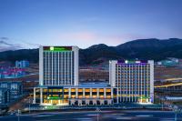 dos edificios altos en una ciudad por la noche en Holiday Inn Express Chengde Park View by IHG, en Chengde