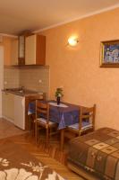 Kuchyňa alebo kuchynka v ubytovaní Apartments by the sea Trstenik, Peljesac - 4511