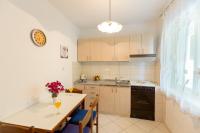 Kuchyňa alebo kuchynka v ubytovaní Apartments by the sea Tri Zala, Korcula - 4346