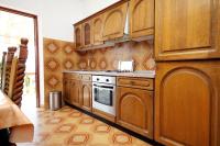 Una cocina o cocineta en Apartments with a parking space Zavalatica, Korcula - 4453