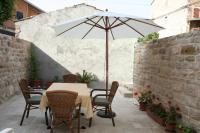 Patio alebo iná vonkajšia časť ubytovania Apartments by the sea Vrboska (Hvar) - 4601