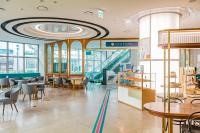 Un restaurante con mesas y sillas en un edificio. en St. John's Hotel, en Gangneung