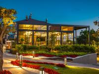 イスタンブールにあるMENALO HOTEL PREMIUM ISTANBUL AIRPORTの花の目の前の大きな建物