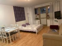 Televízia a/alebo spoločenská miestnosť v ubytovaní Apartament Zdrojowa