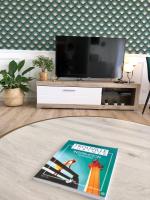 Televízia a/alebo spoločenská miestnosť v ubytovaní Luxueux Appartement Trouville/Deauville avec balcon