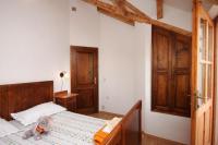 Posteľ alebo postele v izbe v ubytovaní Seaside holiday house Kastel Novi, Kastela - 7554