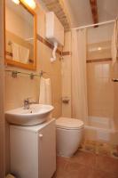 Kúpeľňa v ubytovaní Seaside holiday house Kastel Novi, Kastela - 7554