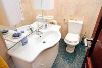 Kúpeľňa v ubytovaní Family friendly apartments with a swimming pool Rogoznica - 7557