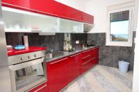 Kuchyňa alebo kuchynka v ubytovaní Family friendly apartments with a swimming pool Rogoznica - 7557