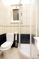 Kúpeľňa v ubytovaní Family friendly apartments with a swimming pool Rogoznica - 7557