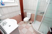 Kúpeľňa v ubytovaní Family friendly apartments with a swimming pool Rogoznica - 7557