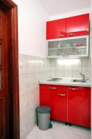 Kuchyňa alebo kuchynka v ubytovaní Family friendly apartments with a swimming pool Rogoznica - 7557
