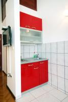 Kuchyňa alebo kuchynka v ubytovaní Family friendly apartments with a swimming pool Rogoznica - 7557