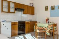 Kuchyňa alebo kuchynka v ubytovaní Apartments by the sea Seget Vranjica, Trogir - 5964