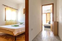 Posteľ alebo postele v izbe v ubytovaní Apartments by the sea Seget Vranjica, Trogir - 5964