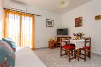 Televízia a/alebo spoločenská miestnosť v ubytovaní Apartments by the sea Seget Vranjica, Trogir - 5964