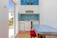 Kuchyňa alebo kuchynka v ubytovaní Apartments by the sea Seget Vranjica, Trogir - 5964