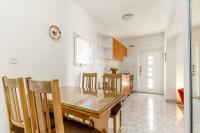 Kuchyňa alebo kuchynka v ubytovaní Apartments by the sea Seget Vranjica, Trogir - 5964