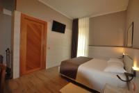 A bed or beds in a room at Hotel Lenotel