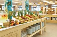 een uitstalling van fruit en groenten op een toonbank in een winkel bij Iberostar Waves Cala Domingos All Inclusive in Calas de Mallorca