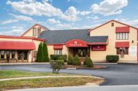 una tienda frente a un edificio con toldos rojos en Ramada by Wyndham Groton Mystic, en Groton
