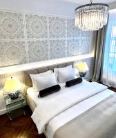 Posteľ alebo postele v izbe v ubytovaní MONDRIAN Luxury Suites & Apartments Market Square I