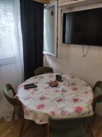 a table with a table cloth on top of it at Studio indépendant dans un maison in Saint-Denis