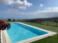 Bazén v ubytování Country house with shared pool and views nebo v jeho okolí