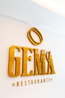 サカテカスにあるCasa Cuarzo Hotel Boutiqueの白い背景に金色のリングのロゴ