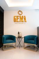 サカテカスにあるCasa Cuarzo Hotel Boutiqueの看板のある部屋に青い椅子が2脚