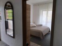Postel nebo postele na pokoji v ubytování Apartments by the sea Medveja, Opatija - 7722