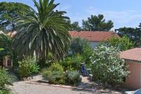 Vonkajšia záhrada v ubytovaní Apartments with a parking space Veli Losinj, Losinj - 8029