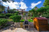 Vonkajšia záhrada v ubytovaní Apartments by the sea Rastici, Ciovo - 9470