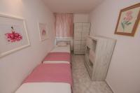 Posteľ alebo postele v izbe v ubytovaní Apartments by the sea Rastici, Ciovo - 9470