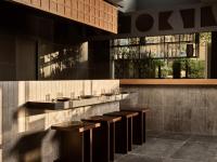 Seaside A Lifestyle Resort - Adults Only في أغيا بيلاغيا: حانة بها كراسي خشبية في مبنى