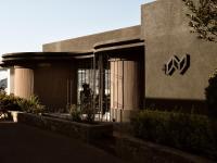 Seaside A Lifestyle Resort - Adults Only في أغيا بيلاغيا: مبنى مع علامة على جانبه