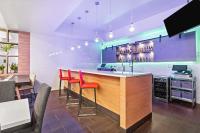 Kuchyň nebo kuchyňský kout v ubytování Holiday Inn & Suites Bothell an IHG Hotel