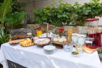 Jedlo v ubytovaní bed & breakfast alebo blízkom okolí