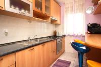 Cuisine ou kitchenette dans l&#39;établissement Apartments by the sea Mastrinka, Ciovo - 9447