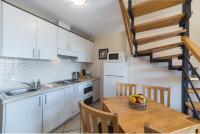 Kuchyň nebo kuchyňský kout v ubytování Apartments by the sea Drvenik Donja vala, Makarska - 9654