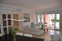 Posezení v ubytování Lovely 2 bedroom unit with private pool